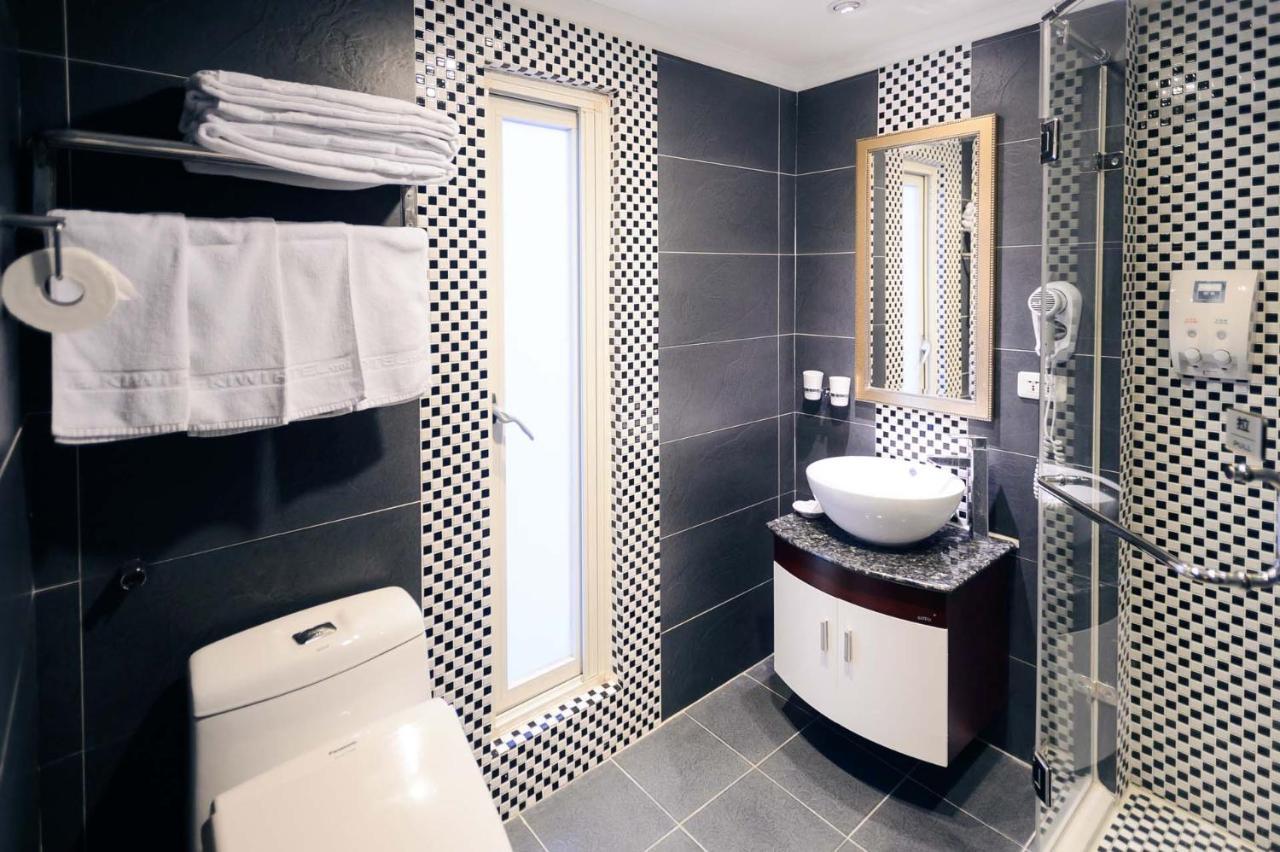 Kiwi Hotel Mrt Wenxin Branch Taichung Esterno foto