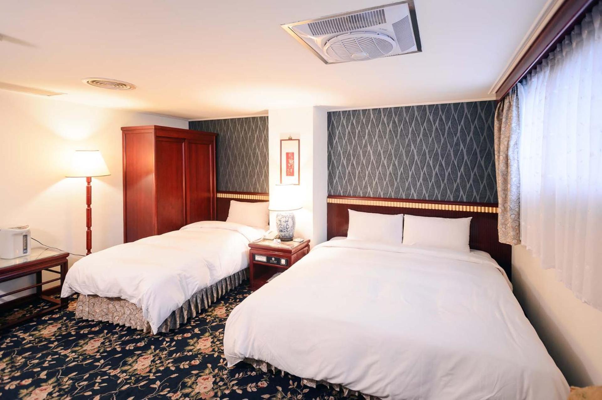Kiwi Hotel Mrt Wenxin Branch Taichung Esterno foto