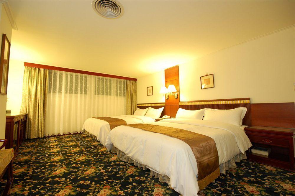Kiwi Hotel Mrt Wenxin Branch Taichung Esterno foto