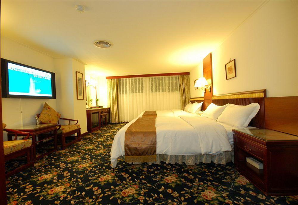 Kiwi Hotel Mrt Wenxin Branch Taichung Esterno foto
