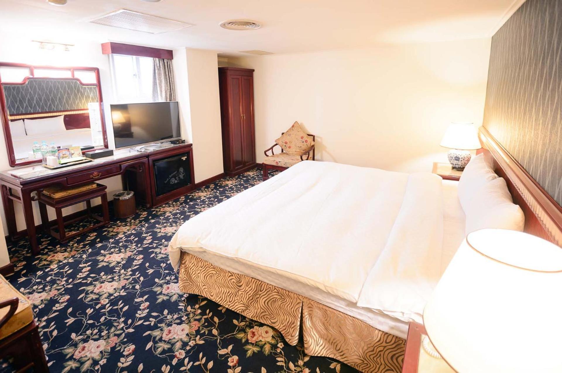 Kiwi Hotel Mrt Wenxin Branch Taichung Esterno foto