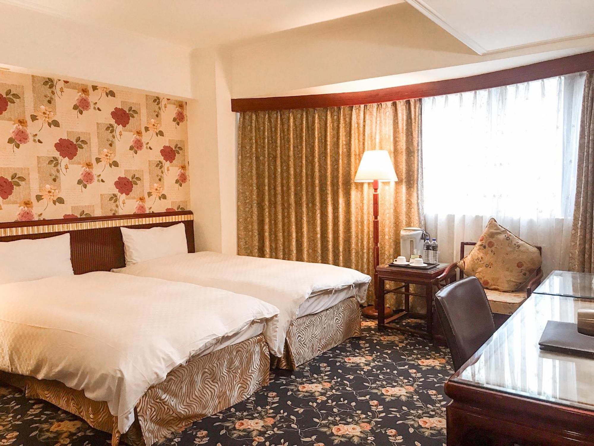 Kiwi Hotel Mrt Wenxin Branch Taichung Esterno foto
