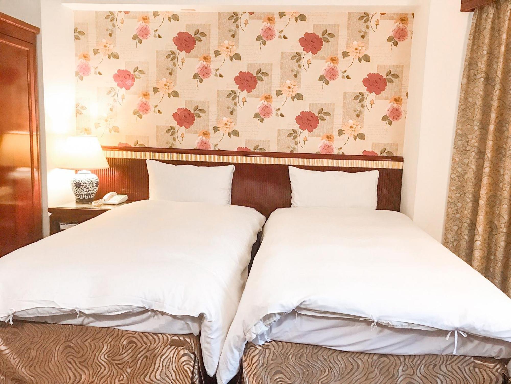 Kiwi Hotel Mrt Wenxin Branch Taichung Esterno foto