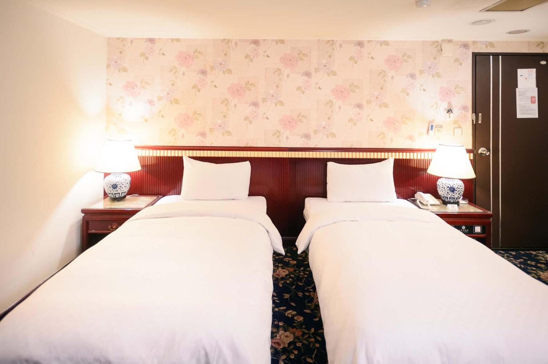Kiwi Hotel Mrt Wenxin Branch Taichung Esterno foto