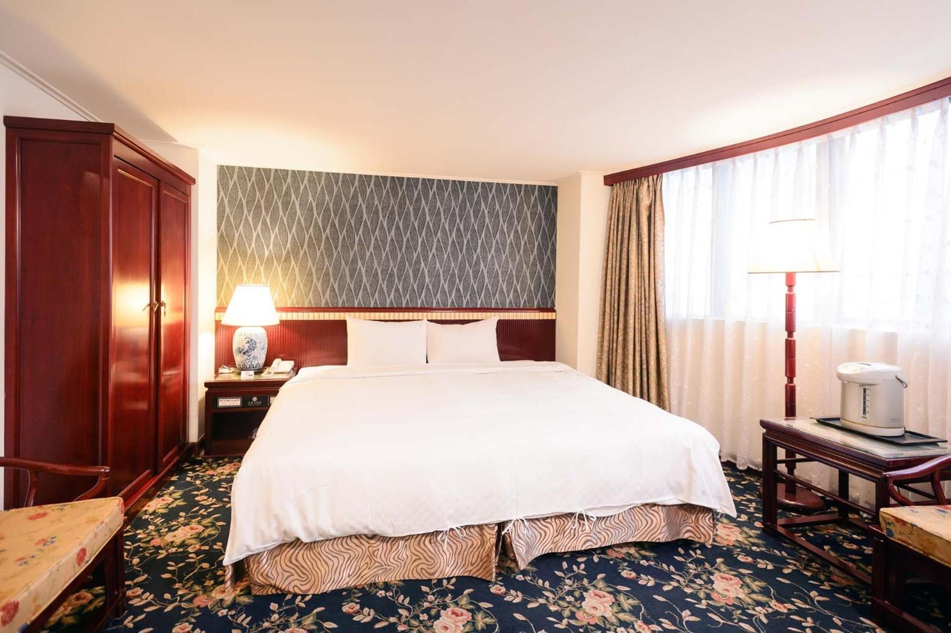 Kiwi Hotel Mrt Wenxin Branch Taichung Esterno foto