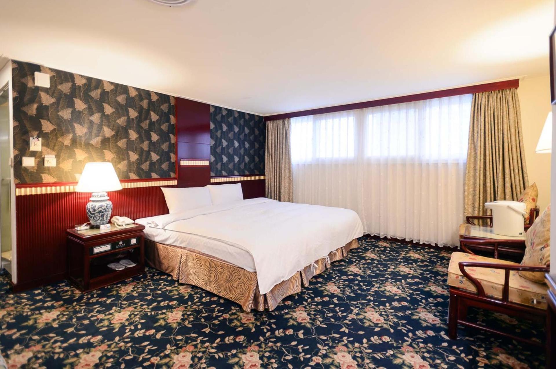 Kiwi Hotel Mrt Wenxin Branch Taichung Esterno foto