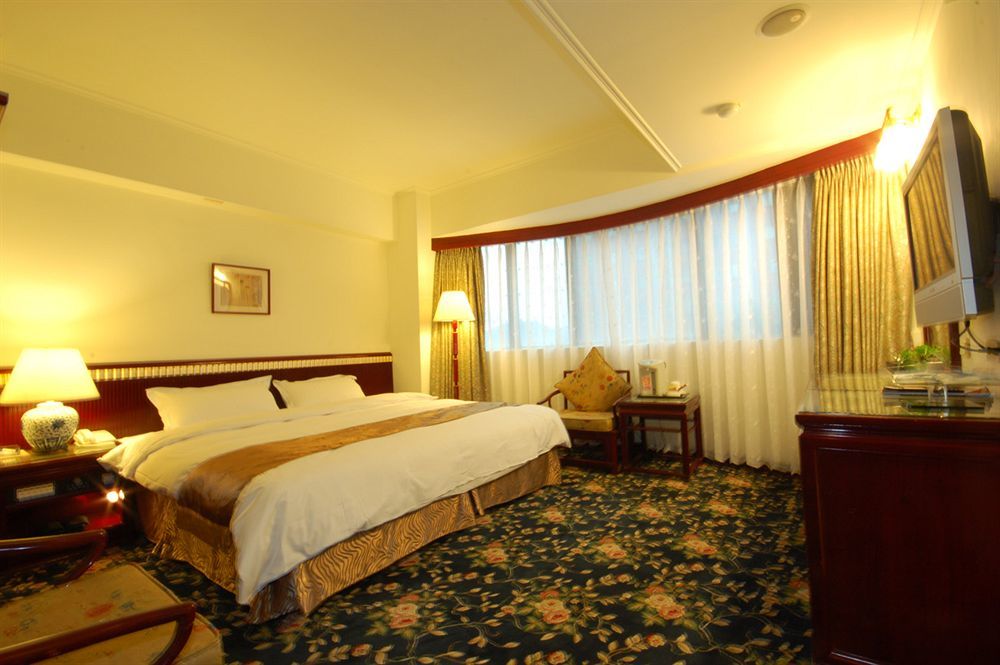 Kiwi Hotel Mrt Wenxin Branch Taichung Esterno foto