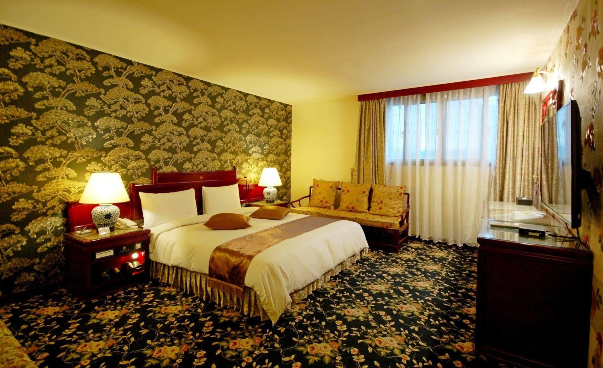 Kiwi Hotel Mrt Wenxin Branch Taichung Esterno foto