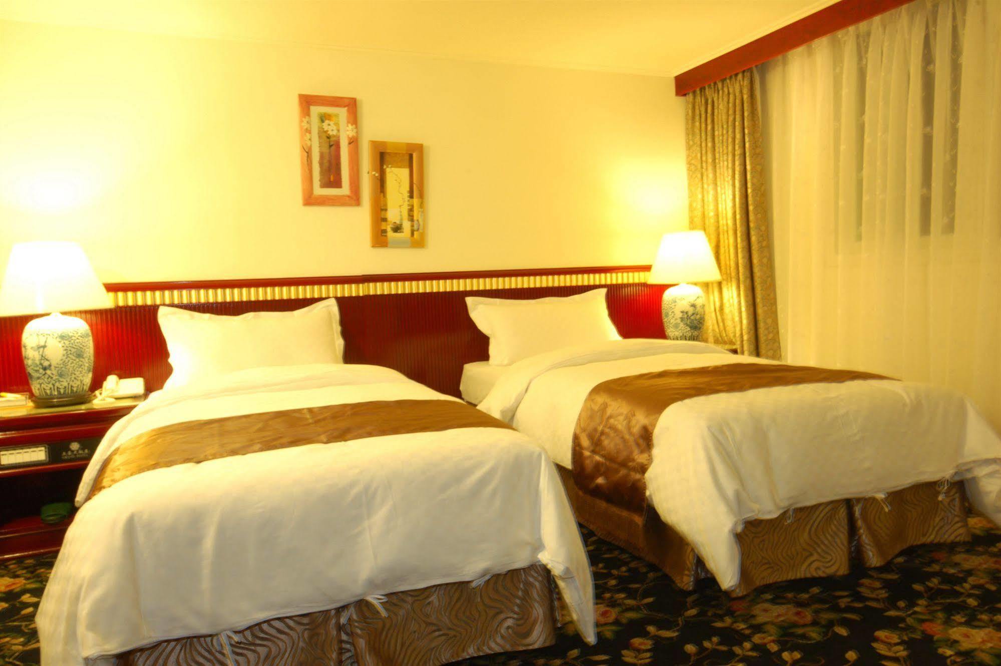 Kiwi Hotel Mrt Wenxin Branch Taichung Esterno foto