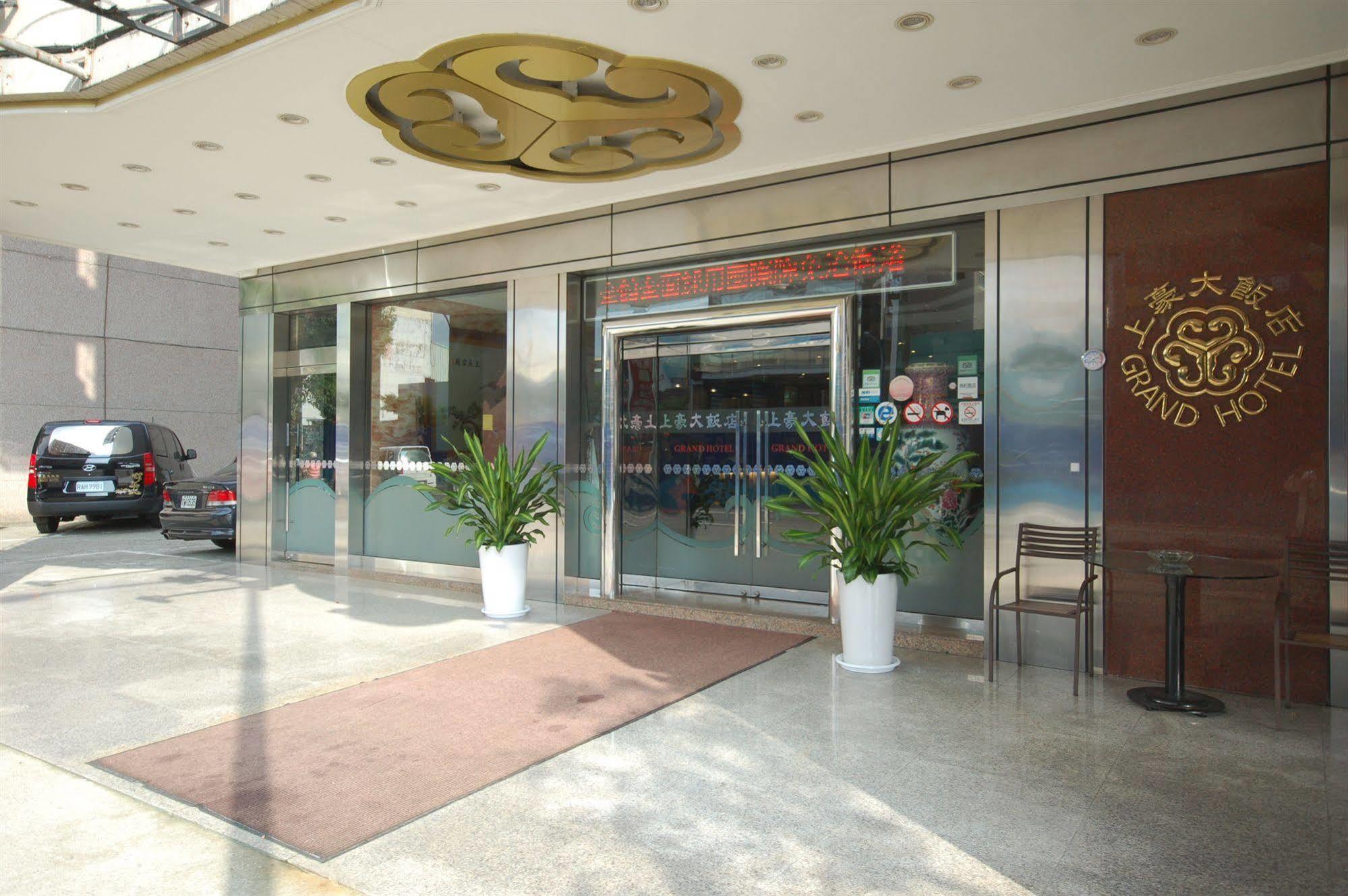 Kiwi Hotel Mrt Wenxin Branch Taichung Esterno foto