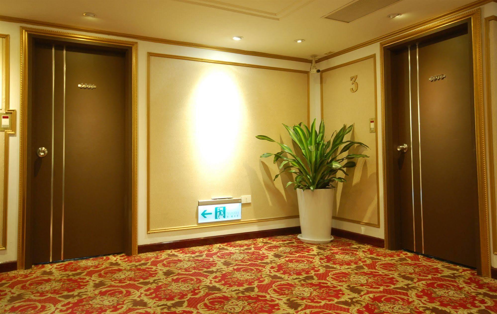 Kiwi Hotel Mrt Wenxin Branch Taichung Esterno foto
